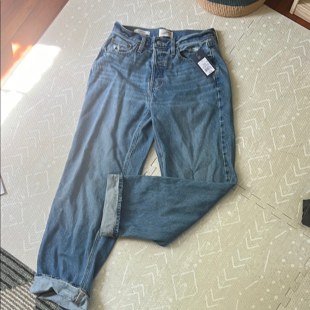 NWT Universal Thread Mid Rise 90s Baggy Jean size 4